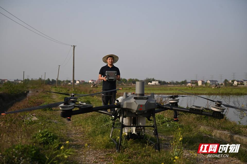 時刻·在場丨無人機(jī)+插秧機(jī)“雙劍合璧” 望城早稻種植跑出“加速度”:插秧機(jī)
