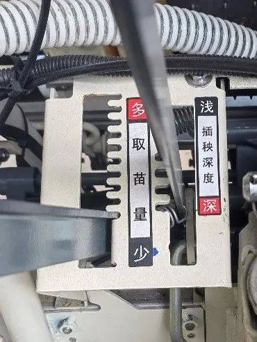 春耕正當(dāng)時<strong></p>
<p>插秧機
</strong>，沃得驍龍高速乘坐式插秧機為您的水稻種植助力,！:插秧機
