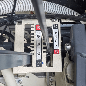 【機(jī)型介紹】“智”繪綠野！變量施肥,、精準(zhǔn)插秧<strong></p>
<p>插秧機(jī)
</strong>,，沃得驍龍插秧機(jī)盡顯“科技范兒”:插秧機(jī)
