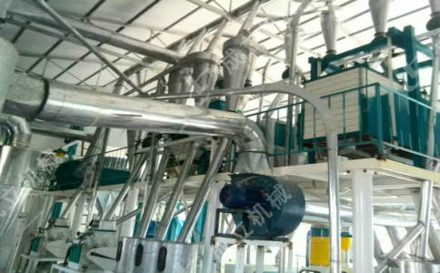 吉林玉米渣子磨面機(jī)<strong></p>
<p>玉米收獲機(jī)</strong>,，日產(chǎn)20噸玉米飼料加工設(shè)備廠家:玉米收獲機(jī)