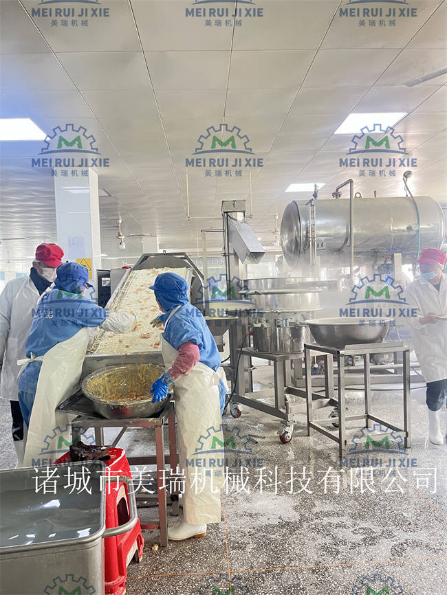 小酥肉鍋包肉滾筒式上粉機 香甜玉米粒滾筒上粉機 玉米粒上粉機 黃金蝦滾筒上粉機 新款環(huán)保型滾筒上粉機 油炸機:玉米收獲機
