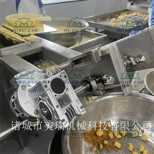 小酥肉鍋包肉滾筒式上粉機 香甜玉米粒滾筒上粉機 玉米粒上粉機 黃金蝦滾筒上粉機 新款環(huán)保型滾筒上粉機 油炸機:玉米收獲機