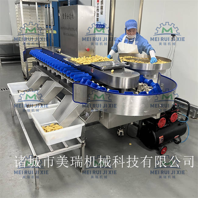 小酥肉鍋包肉滾筒式上粉機 香甜玉米粒滾筒上粉機 玉米粒上粉機 黃金蝦滾筒上粉機 新款環(huán)保型滾筒上粉機 油炸機:玉米收獲機