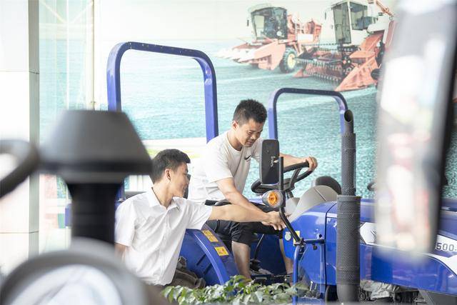 睢縣農(nóng)機(jī)備戰(zhàn)夏收 技術(shù)檢修保障生產(chǎn):農(nóng)機(jī)
