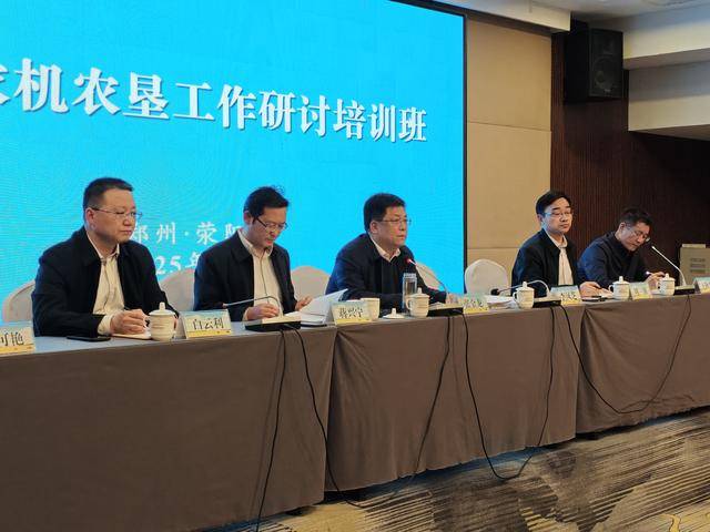 “河南農(nóng)機云平臺”建設(shè)成效初步顯現(xiàn)<strong></p>
<p>農(nóng)機
</strong>，10萬臺農(nóng)機上線:農(nóng)機
